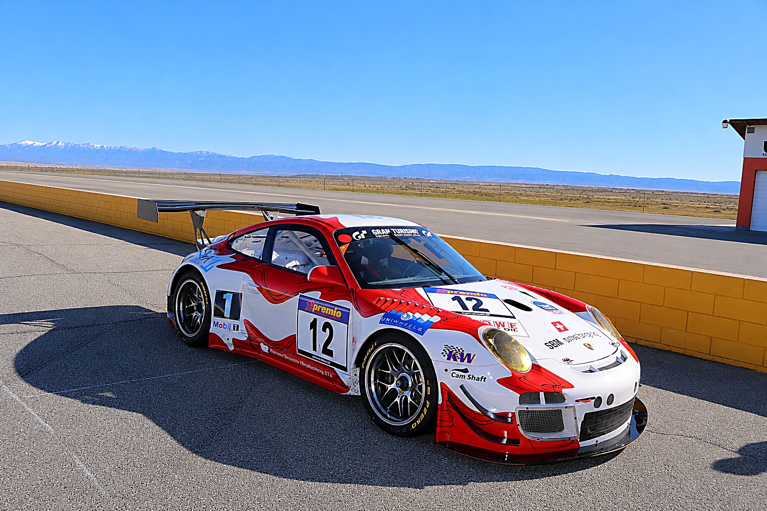 Porsche 911 GT3 R through a Willow Springs corner, POC Willow Springs 2018
