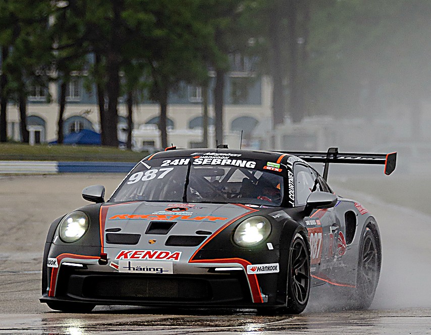 Porsche 991 Cup at the 24H Sebring 2021 — cornering at Sebring